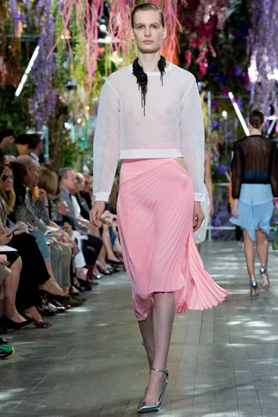 Look 16